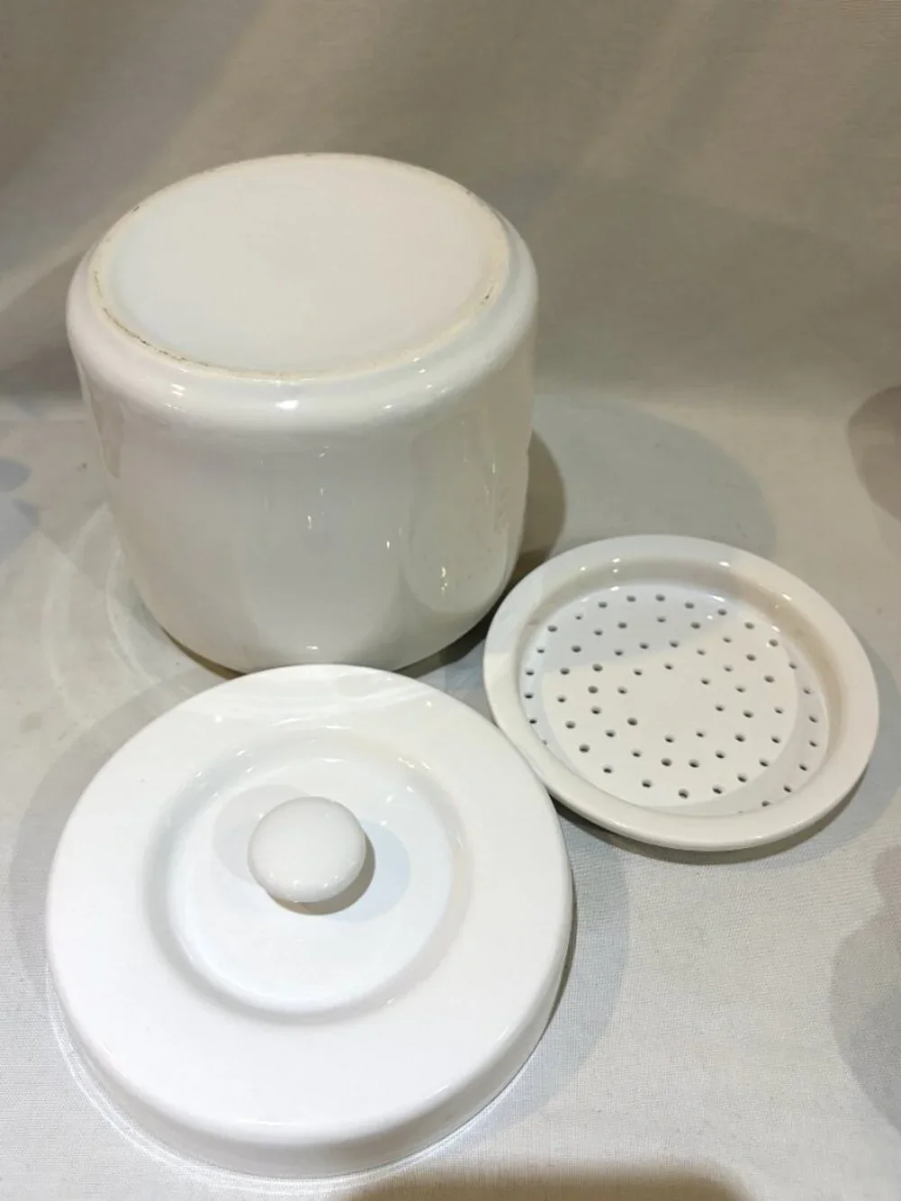 Fox Run White Porcelain Grease Container with Strainer and Lid